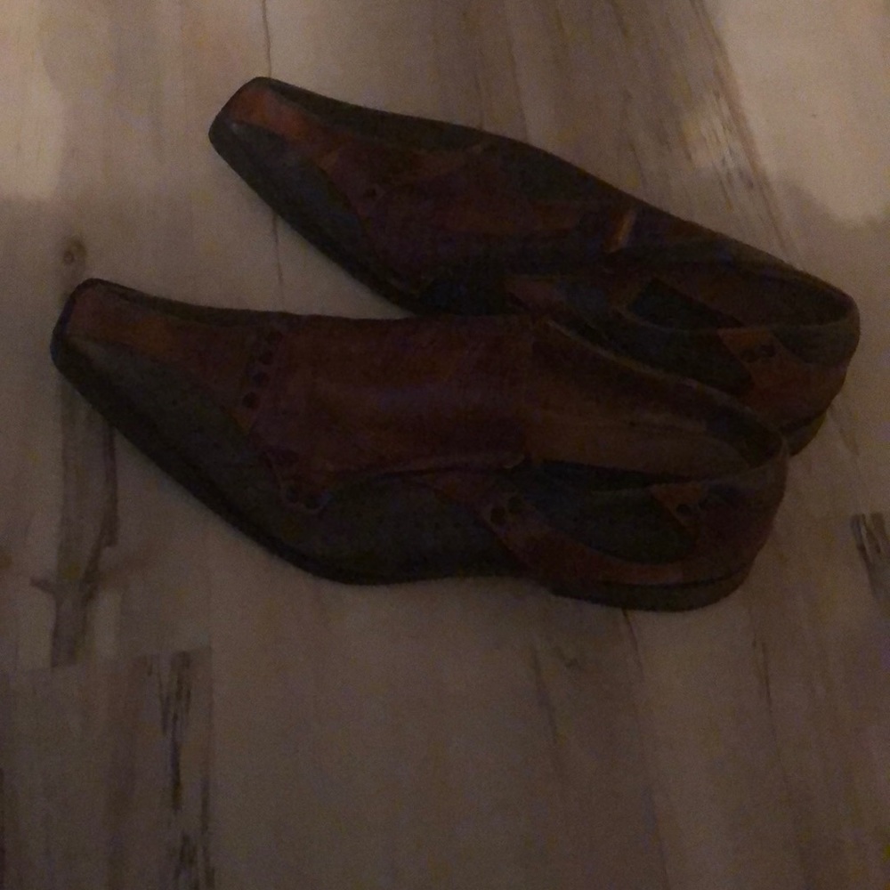 Men’s rust and green shoe